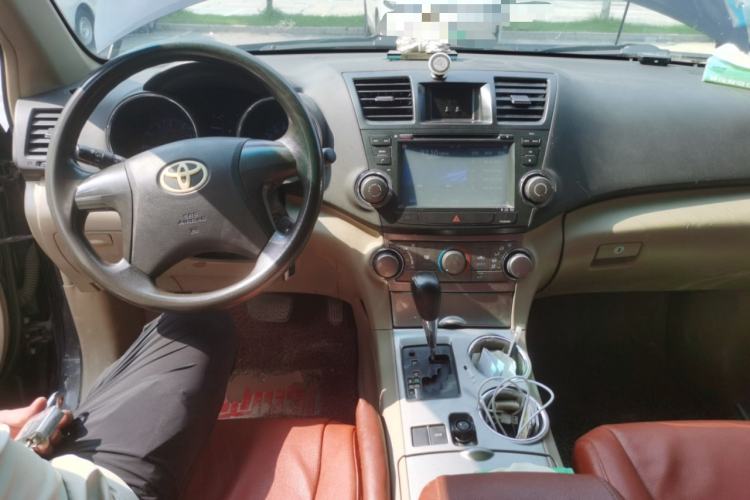 Used Toyota Highlander 2012 2.7L Two-Wheel Drive 7-Seater Elite Edition Center Console