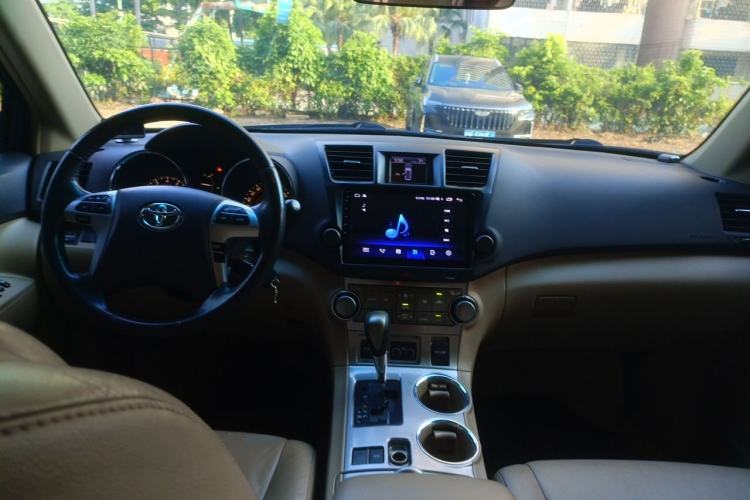 Used Toyota Highlander 2012 2.7L Two-Wheel Drive 7-Seater Luxury Edition Center Console