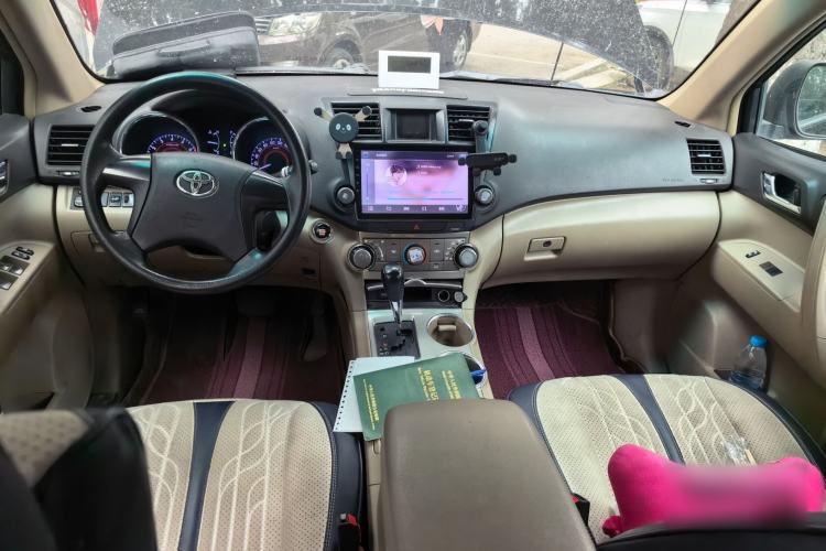 Used Toyota Highlander 2012 2.7L Two-Wheel Drive 7-Seater Elite Edition Center Console