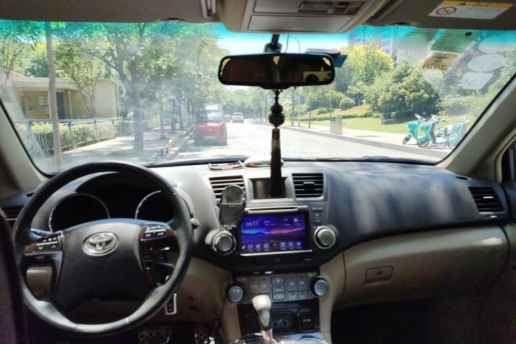 Used Toyota Highlander 2012 2.7L Two-Wheel Drive 7-Seater Luxury Edition Center Console