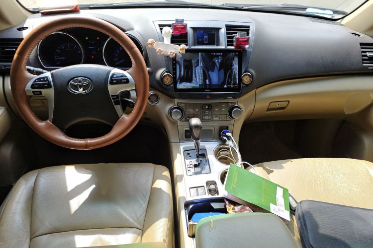 Used Toyota Highlander 2012 2.7L Two-Wheel Drive 7-Seater Luxury Edition Center Console