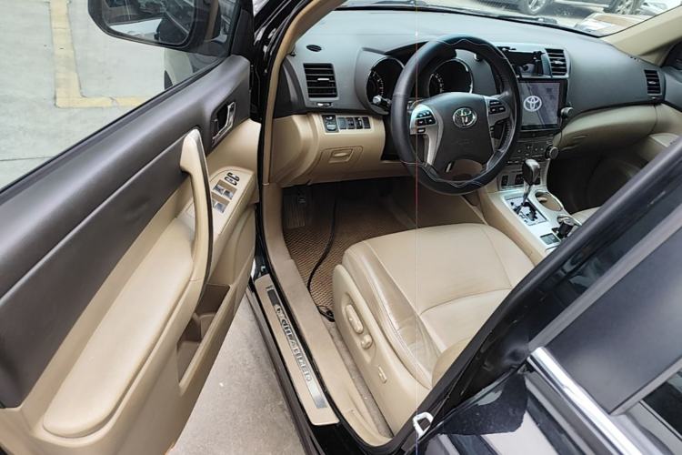 Used Toyota Highlander 2012 2.7L Two-Wheel Drive 7-Seater Luxury Edition Driver Seat
