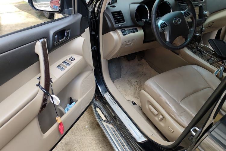 Used Toyota Highlander 2012 2.7L Two-Wheel Drive 7-Seater Luxury Edition Driver Seat