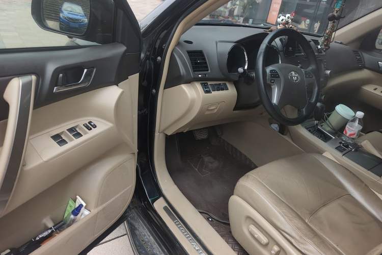 Used Toyota Highlander 2012 2.7L Two-Wheel Drive 7-Seater Luxury Edition Driver Seat