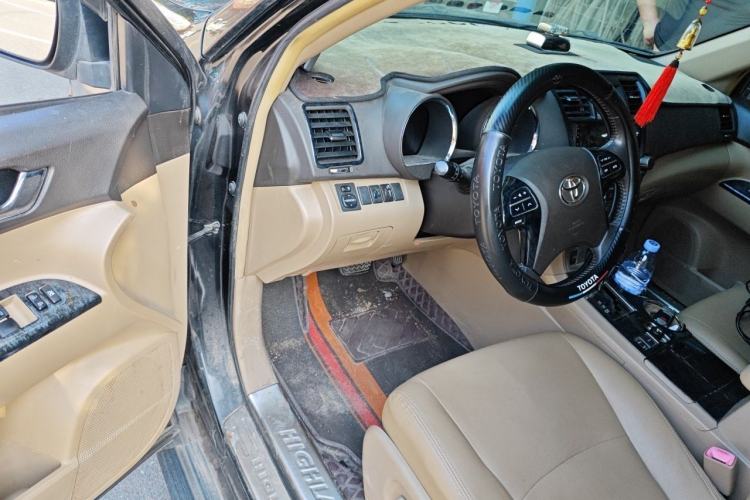 Used Toyota Highlander 2012 2.7L Two-Wheel Drive 7-Seater Luxury Edition Driver Seat
