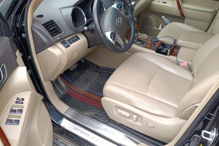 Used Toyota Highlander 2012 2.7L Two-Wheel Drive 7-Seater Luxury Edition Driver Seat