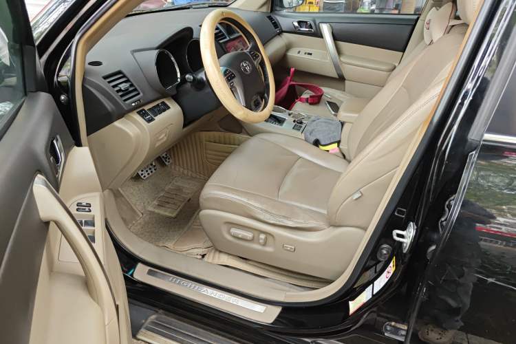 Used Toyota Highlander 2012 2.7L Two-Wheel Drive 7-Seater Luxury Edition Driver Seat