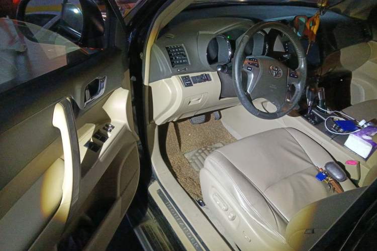 Used Toyota Highlander 2012 2.7L Two-Wheel Drive 7-Seater Luxury Edition Driver Seat