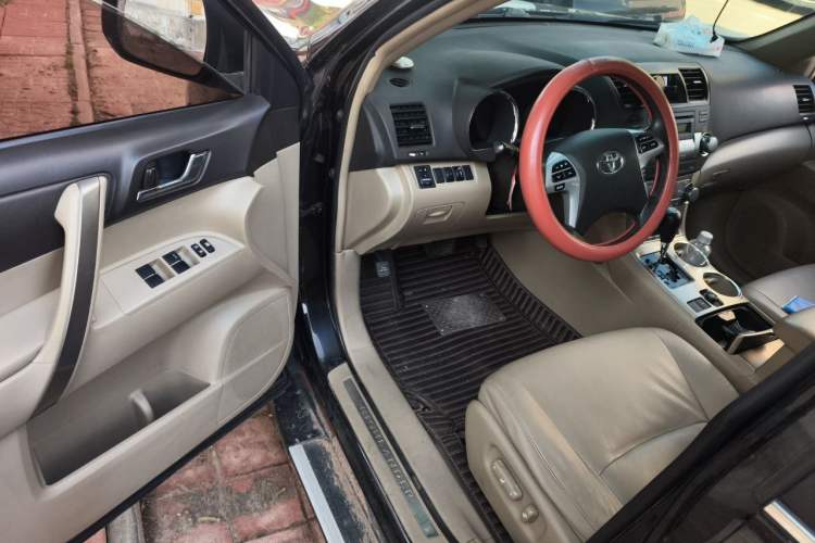 Used Toyota Highlander 2012 2.7L Two-Wheel Drive 7-Seater Luxury Edition Driver Seat