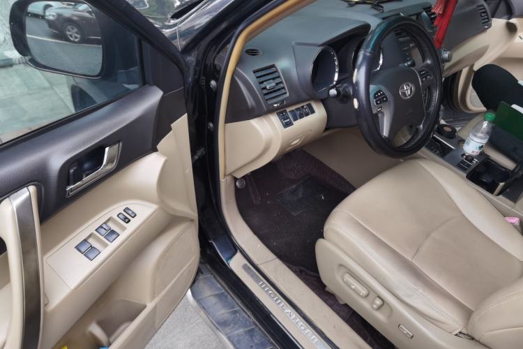 Used Toyota Highlander 2012 2.7L Two-Wheel Drive 7-Seater Luxury Edition Driver Seat