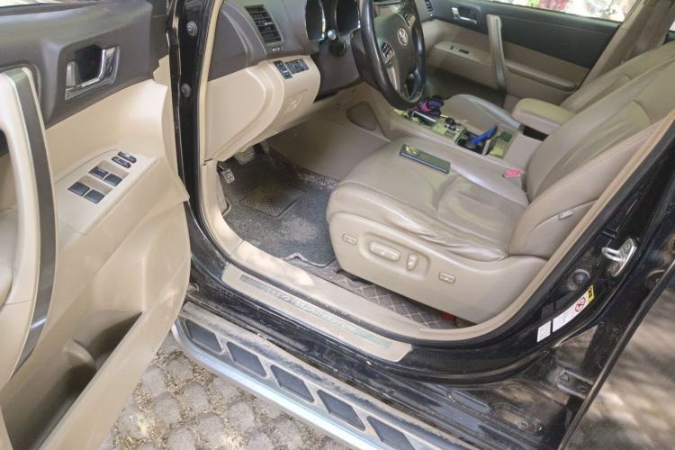 Used Toyota Highlander 2012 2.7L Two-Wheel Drive 7-Seater Luxury Edition Driver Seat