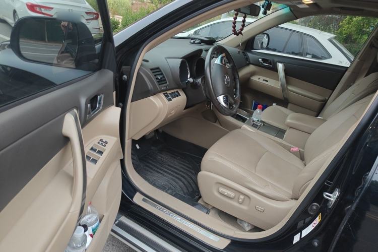 Used Toyota Highlander 2012 2.7L Two-Wheel Drive 7-Seater Luxury Edition Driver Seat