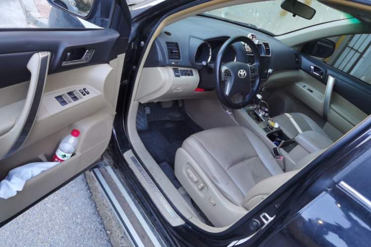 Used Toyota Highlander 2012 2.7L Two-Wheel Drive 7-Seater Luxury Edition Driver Seat