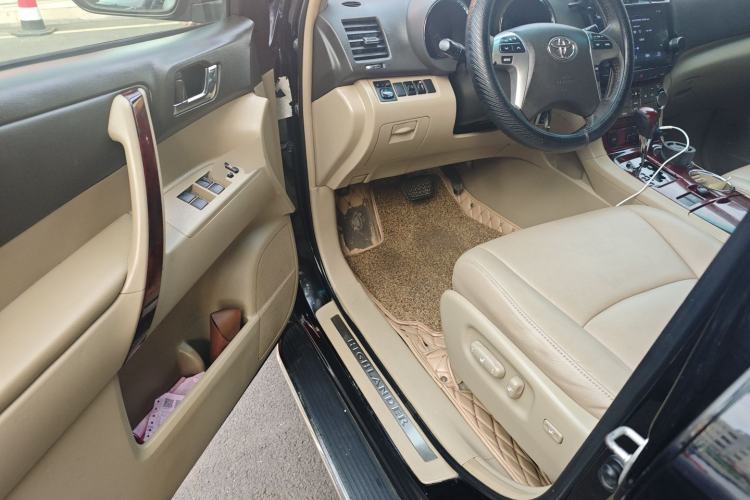 Used Toyota Highlander 2012 2.7L Two-Wheel Drive 7-Seater Luxury Edition Driver Seat