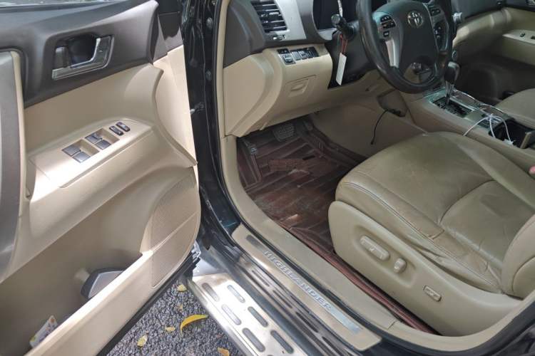 Used Toyota Highlander 2012 2.7L Two-Wheel Drive 7-Seater Luxury Edition Driver Seat