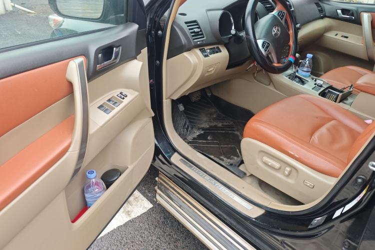 Used Toyota Highlander 2012 2.7L Two-Wheel Drive 7-Seater Luxury Edition Driver Seat