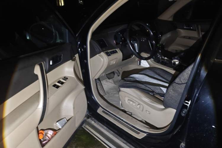 Used Toyota Highlander 2012 2.7L Two-Wheel Drive 7-Seater Luxury Edition Driver Seat