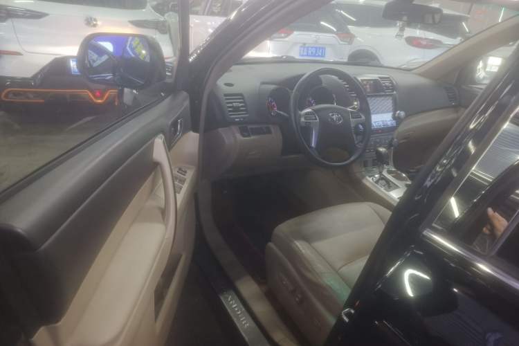Used Toyota Highlander 2012 2.7L Two-Wheel Drive 7-Seater Luxury Edition Driver Seat