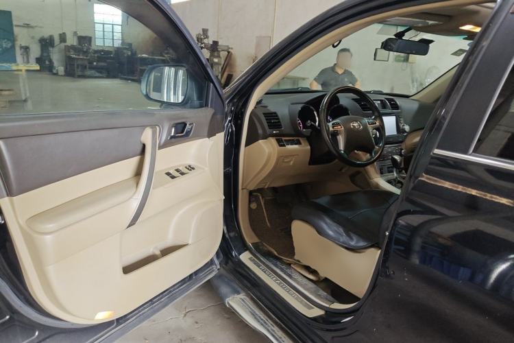 Used Toyota Highlander 2012 2.7L Two-Wheel Drive 7-Seater Luxury Edition Driver Seat