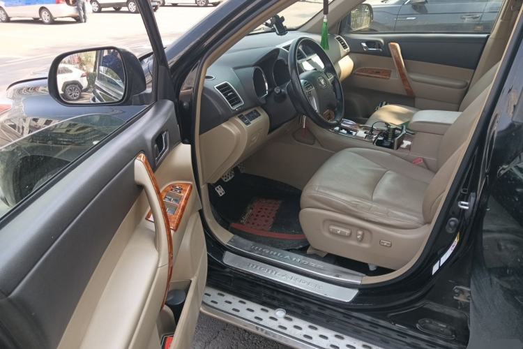 Used Toyota Highlander 2012 2.7L Two-Wheel Drive 7-Seater Luxury Edition Driver Seat