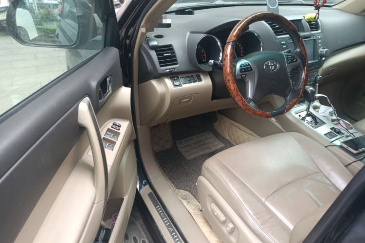 Used Toyota Highlander 2012 2.7L Two-Wheel Drive 7-Seater Luxury Edition Driver Seat