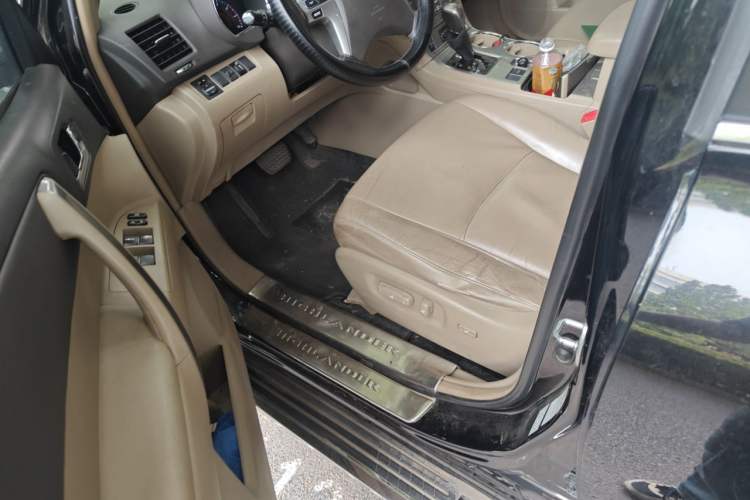 Used Toyota Highlander 2012 2.7L Two-Wheel Drive 7-Seater Luxury Edition Driver Seat