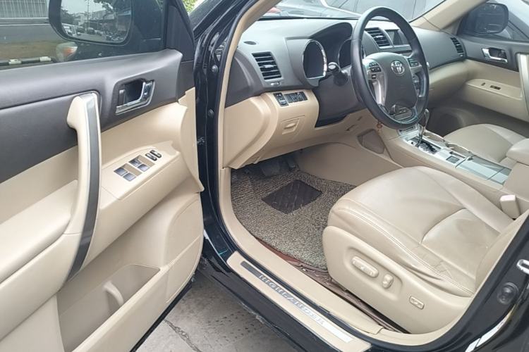 Used Toyota Highlander 2012 2.7L Two-Wheel Drive 7-Seater Luxury Edition Driver Seat