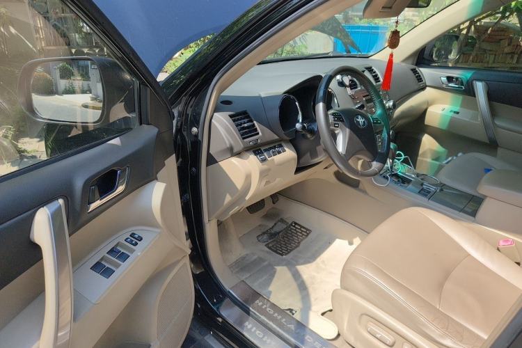 Used Toyota Highlander 2012 2.7L Two-Wheel Drive 7-Seater Luxury Edition Driver Seat