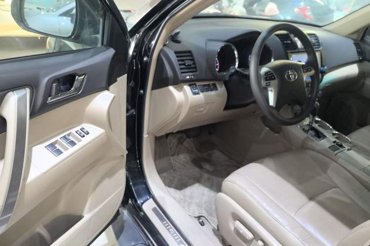 Used Toyota Highlander 2012 2.7L Two-Wheel Drive 7-Seater Luxury Edition Driver Seat