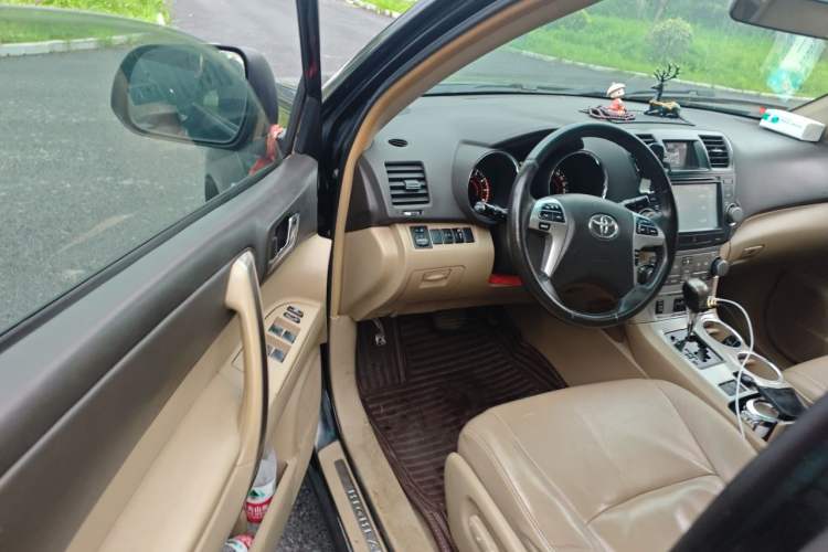 Used Toyota Highlander 2012 2.7L Two-Wheel Drive 7-Seater Luxury Edition Driver Seat