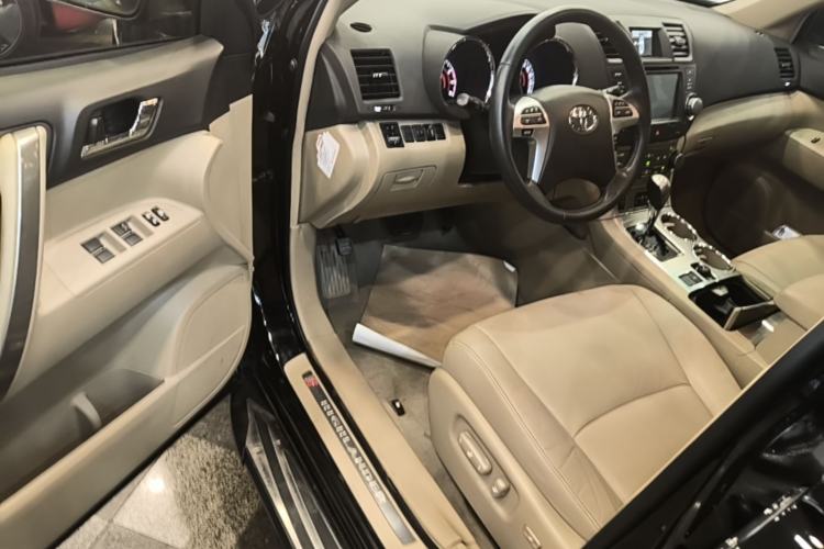 Used Toyota Highlander 2012 2.7L Two-Wheel Drive 7-Seater Luxury Edition Driver Seat