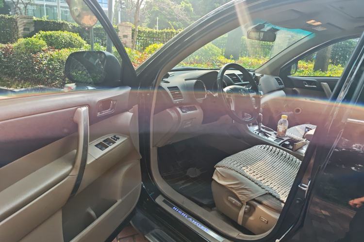 Used Toyota Highlander 2012 2.7L Two-Wheel Drive 7-Seater Luxury Edition Driver Seat