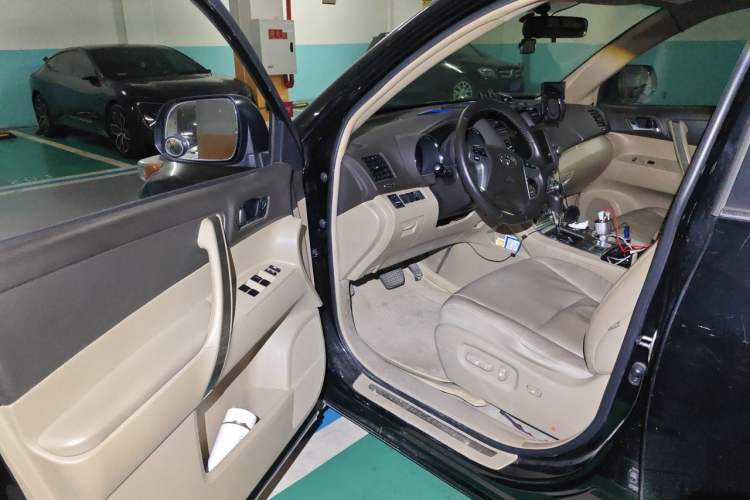 Used Toyota Highlander 2012 2.7L Two-Wheel Drive 7-Seater Luxury Edition Driver Seat