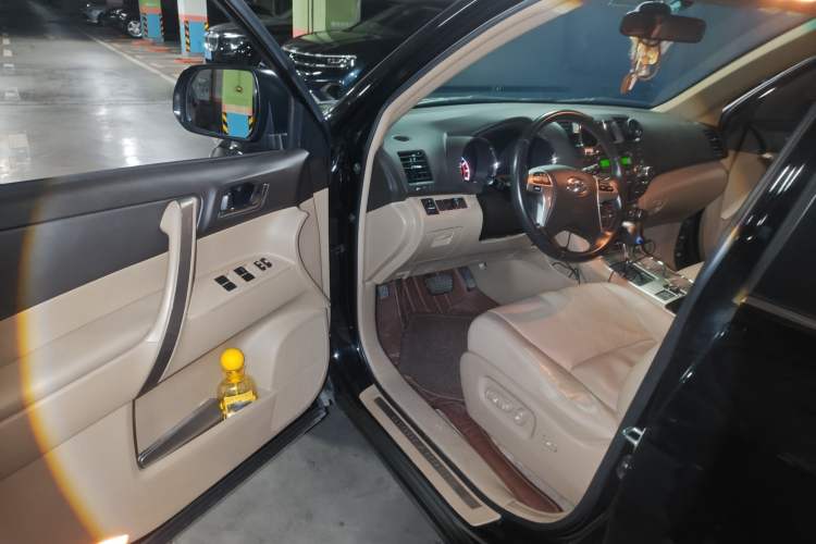 Used Toyota Highlander 2012 2.7L Two-Wheel Drive 7-Seater Luxury Edition Driver Seat