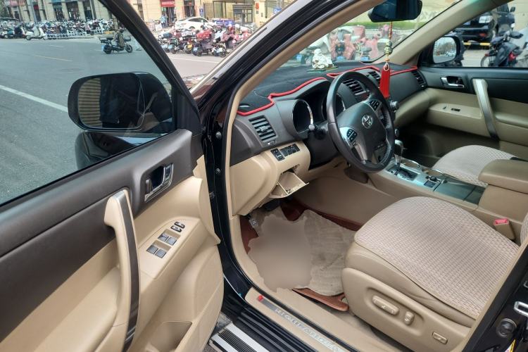 Used Toyota Highlander 2012 2.7L Two-Wheel Drive 7-Seater Luxury Edition Driver Seat
