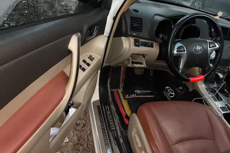 Used Toyota Highlander 2012 2.7L Two-Wheel Drive 7-Seater Luxury Edition Driver Seat