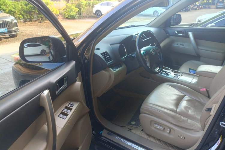 Used Toyota Highlander 2012 2.7L Two-Wheel Drive 7-Seater Luxury Edition Driver Seat