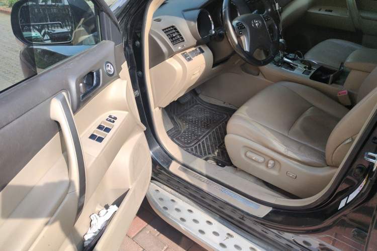 Used Toyota Highlander 2012 2.7L Two-Wheel Drive 7-Seater Luxury Edition Driver Seat