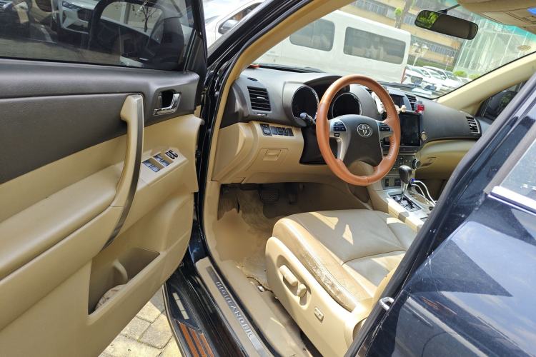 Used Toyota Highlander 2012 2.7L Two-Wheel Drive 7-Seater Luxury Edition Driver Seat