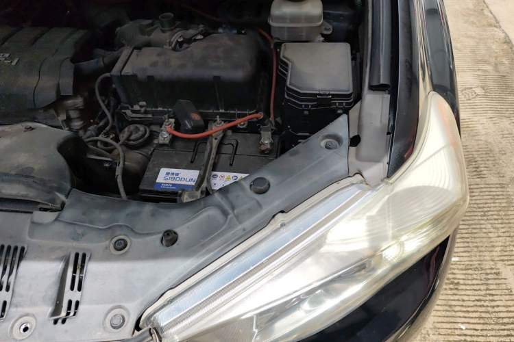 Used Toyota Highlander 2012 2.7L Two-Wheel Drive 7-Seater Luxury Edition Engine Bay Left