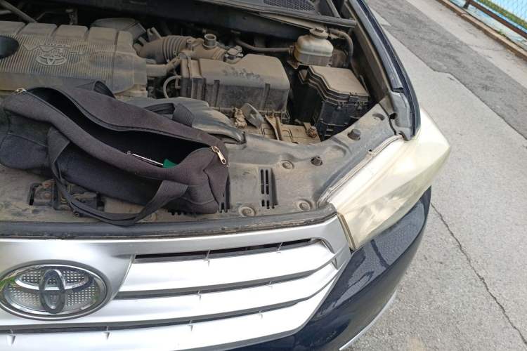 Used Toyota Highlander 2012 2.7L Two-Wheel Drive 7-Seater Luxury Edition Engine Bay Left