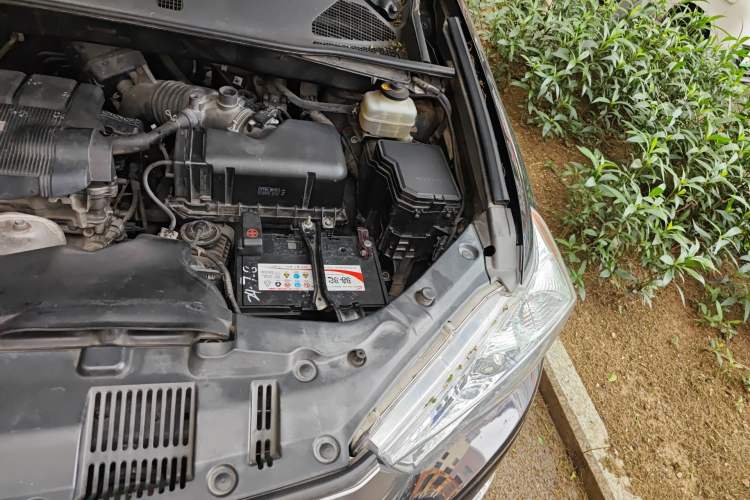 Used Toyota Highlander 2012 2.7L Two-Wheel Drive 7-Seater Luxury Edition Engine Bay Left