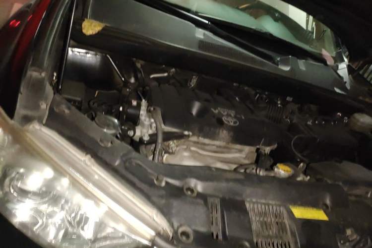 Used Toyota Highlander 2012 2.7L Two-Wheel Drive 7-Seater Luxury Edition Engine Bay Right