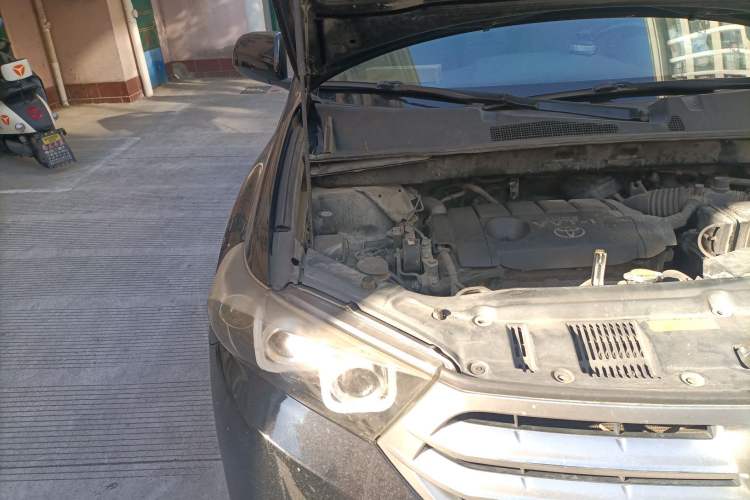 Used Toyota Highlander 2012 2.7L Two-Wheel Drive 7-Seater Luxury Edition Engine Bay Right