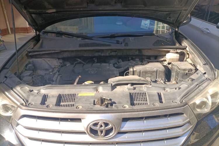 Used Toyota Highlander 2012 2.7L Two-Wheel Drive 7-Seater Luxury Edition Engine Bay