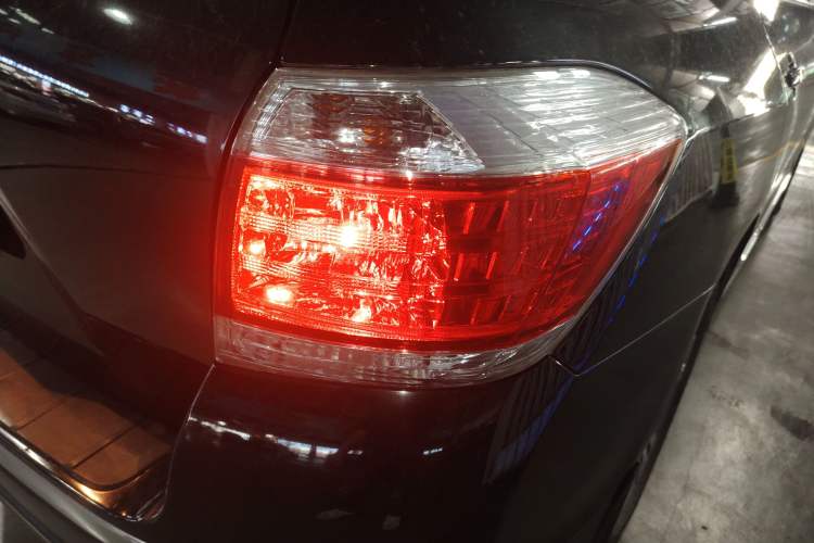 Used Toyota Highlander 2012 2.7L Two-Wheel Drive 7-Seater Luxury Edition Exterior 3