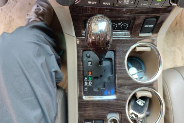 Used Toyota Highlander 2012 2.7L Two-Wheel Drive 7-Seater Luxury Edition Gear Lever