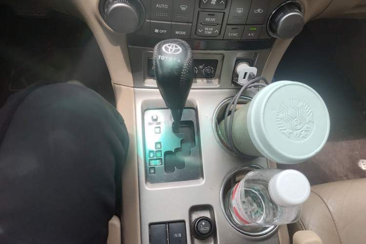 Used Toyota Highlander 2012 2.7L Two-Wheel Drive 7-Seater Luxury Edition Gear Lever