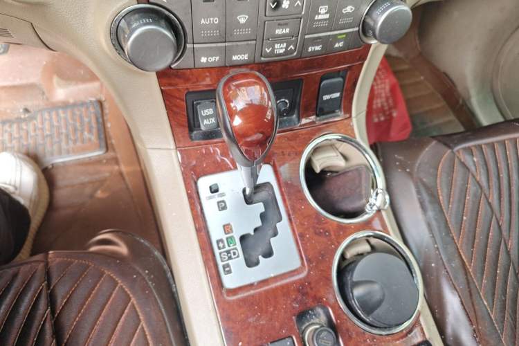 Used Toyota Highlander 2012 2.7L Two-Wheel Drive 7-Seater Luxury Edition Gear Lever