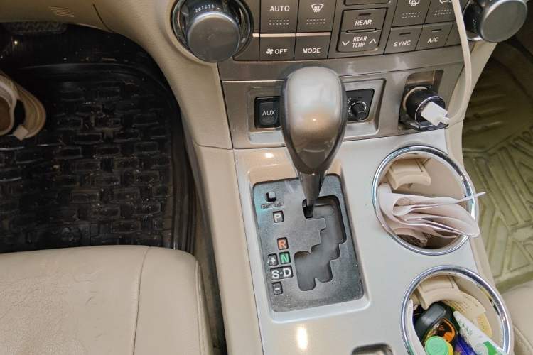 Used Toyota Highlander 2012 2.7L Two-Wheel Drive 7-Seater Luxury Edition Gear Lever